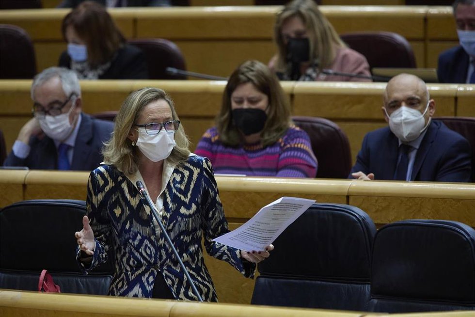 La vicepresidenta primera y ministra de Asuntos Económicos y Transformación Digital, Nadia Calviño, interviene en una sesión de control al Gobierno en el Senado, a 22 de marzo de 2022, en Madrid (España). 