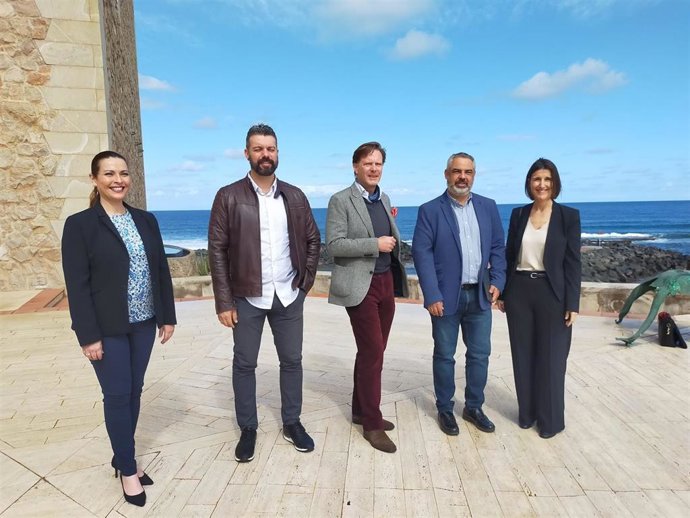 Tilman Kuttenkeuler (Auditorio) en el centro; a la derecha Armas (Foresta) y Fusté (Philip Morris); a la izquierda Crespo y la soprano Estefanía Perdomo, a las puertas del Auditorio Alfredo Kraus