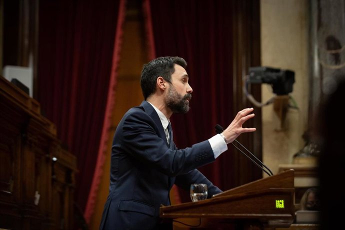 El conseller de Empresa y Trabajo de la Generalitat, Roger Torrent, en el pleno del Parlament el 22 de marzo.
