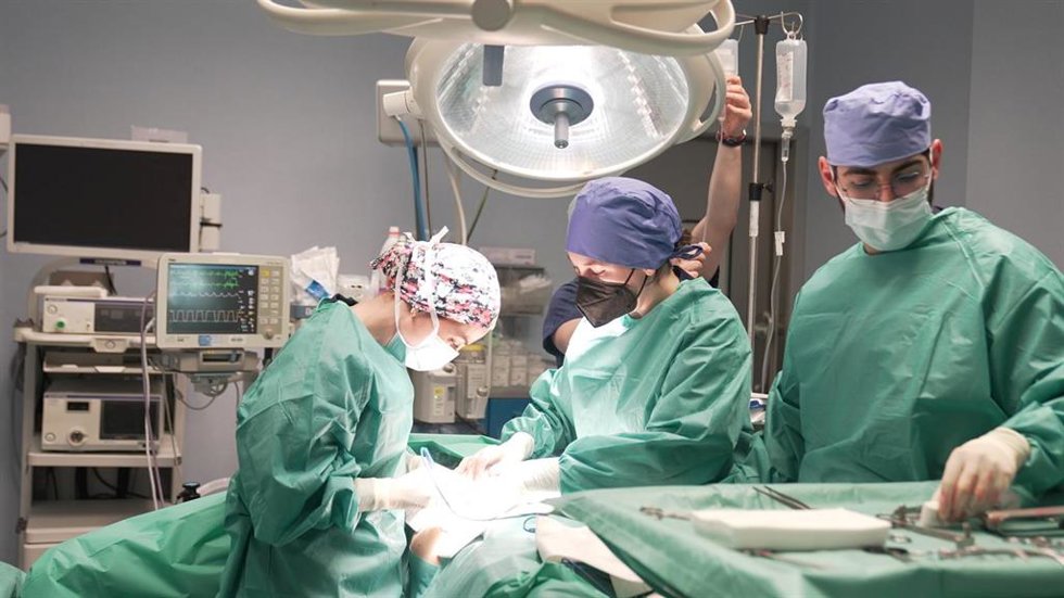 Operación en un quirófano de Quirónsalud.