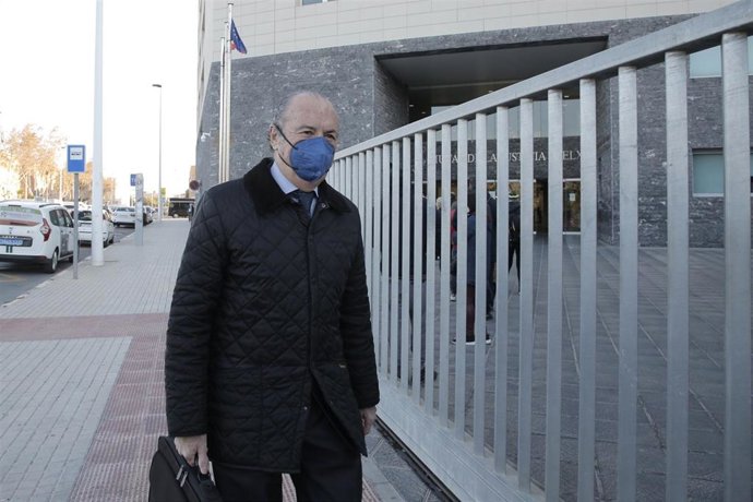 Archivo - El expresidente de la Diputación de Alicante y exlíder provincial del PP José Joaquín Ripoll a su llegada al juicio en la Sección Séptima de la Audiencia de Alicante por la pieza del 'caso Brugal' relativa al Plan Zonal de Residuos de la Vega 
