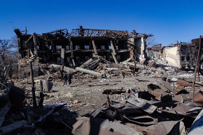 21 March 2022, Ukraine, Dnipro: People walk next to the wreckage of a destroyed house after a rocket attack by the Russian occupants in Dnipro.  . Photo: -/Ukrinform/dpa