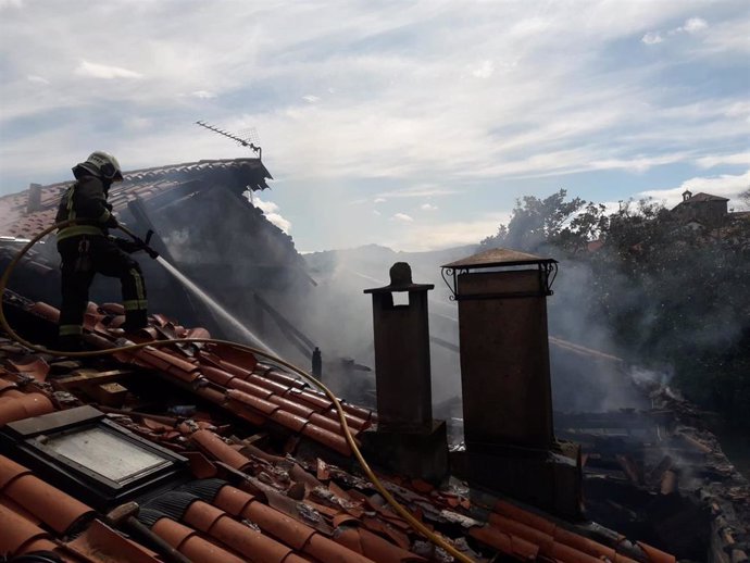 Los Bomberos extinguen un incendio en una casona de Sobremazas