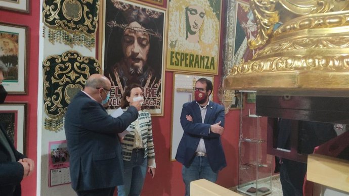 La delegada de la Junta de Andalucía en Málaga, Patricia Navarro, ha visitado este martes el Museo de la Agrupación de Cofradías del municipio malagueño de Vélez-Málaga