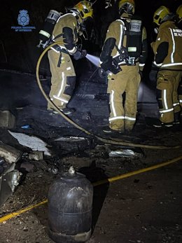Los servicios de emergencias actúan en el incendio de una vivienda de Palma.
