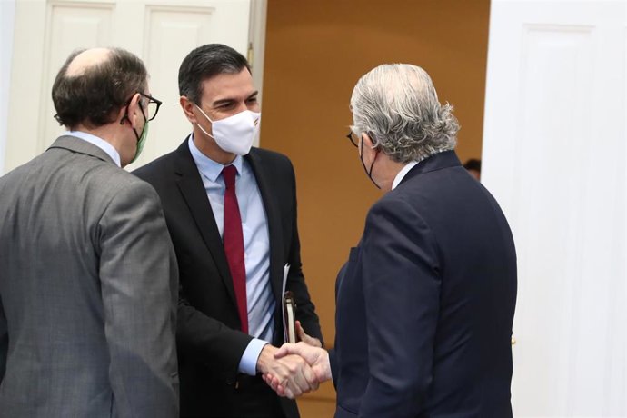 Sánchez saludando a Ignacio Sánchez Galán (Iberdrola) y José Bogas (Endesa)