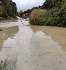 Coche atrapado por la crecida del río Alhárabe, en Moratalla