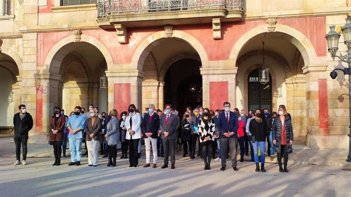 Minut de silenci aquest 22 de mar del 2022 davant el Parlament per l'assassinat d'una dona dilluns a Barcelona