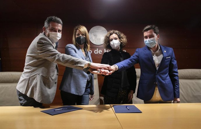 La presidenta del Puerto de Huelva, Pilar Miranda, y la presidenta de la Hermandad Filial de Nuestra Señora del Rocío de Moguer, Rocío Gamero, han firmado este martes un convenio de colaboración para el patrocinio de la revista 'Albores Moguereños'.