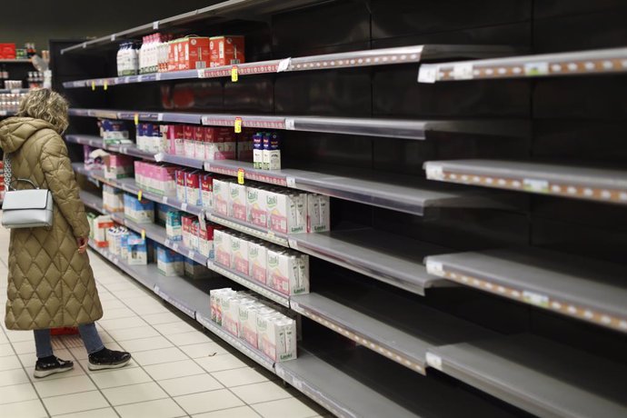 Una mujer frente a la estantería de leche que le faltan algunos productos, en un supermercado Carrefour, a 18 de marzo de 2022, en Madrid (España). El paro, convocado a nivel nacional por la Plataforma para la Defensa del Sector de Transporte de Mercanc