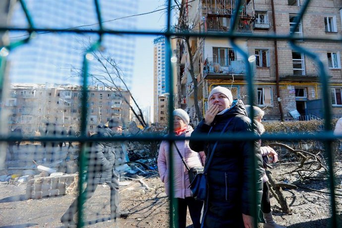 Dos mujeres miran los daños en una residencia de cinco pisos en Kiev provocados por los ataques del ejército ruso.