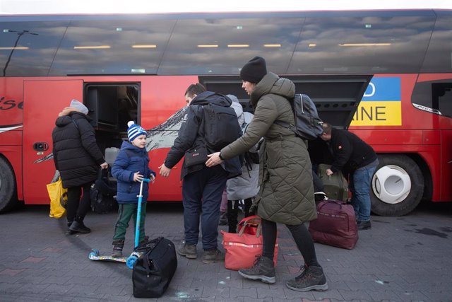 Refugiados ucranianos evacuados en autobús tras llegar a Polonia