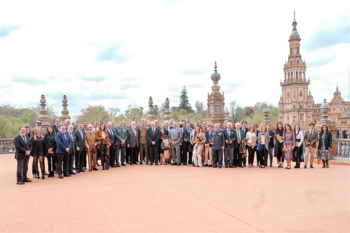 Foto de familia con los premiados en la XXXV Exhibición de Enganches de la Feria.