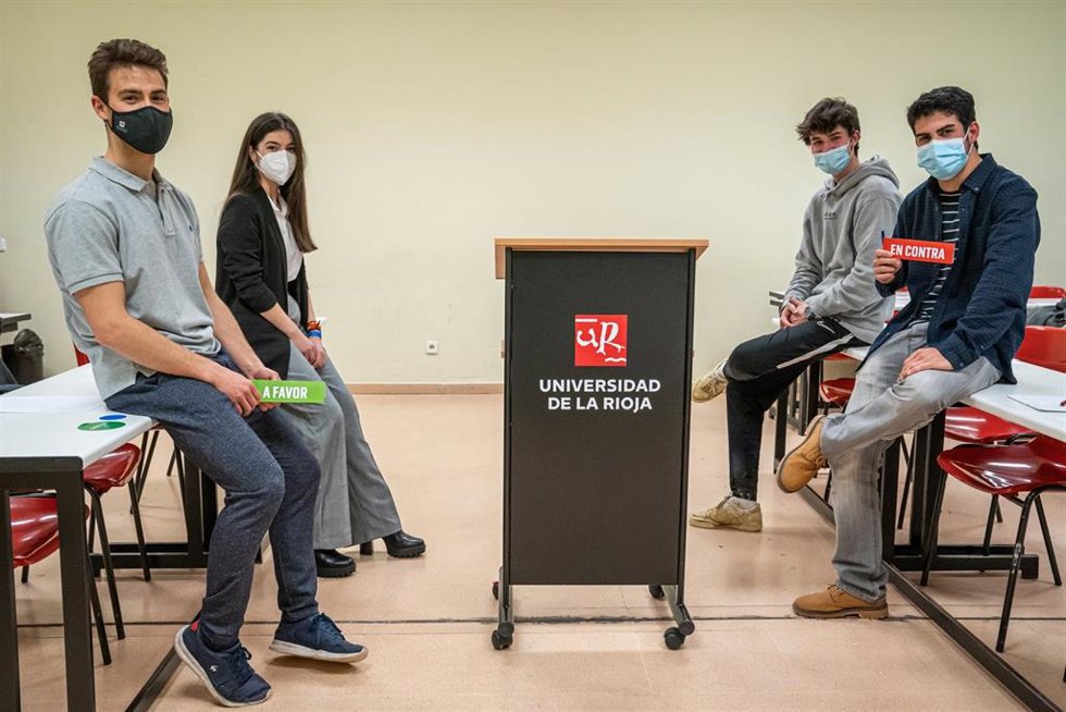 El equipo 'Memento' representa a la UR en la XII Liga de Debate del Grupo 9 de universidades que se disputa en Toledo