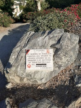 Archivo - Placa por las víctimas de la Desbandá, con pintadas