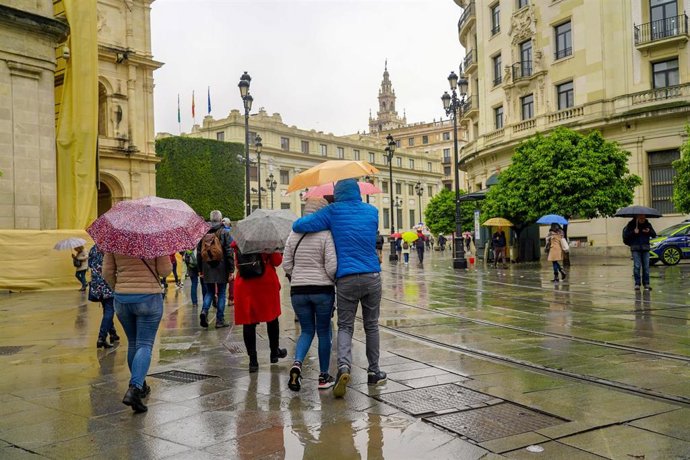 Imagen de la Plaza de San Francisco con la Giralda al fondo en el día que la llamada lluvia de barro, una combinación de una nube de polvo sahariano con una borrasca, que se ha producido esta mañana en la capital andaluza, a 15 de marzo del 2022 en Se