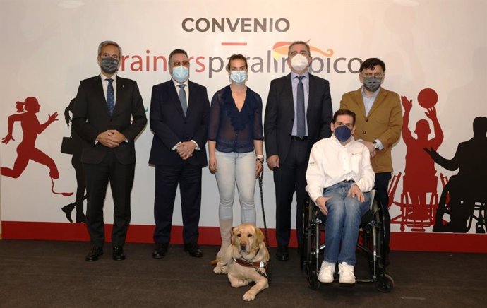 Foto de familia tras la renovación del acuerdo de colaboración con 'Trainers Paralímpicos'