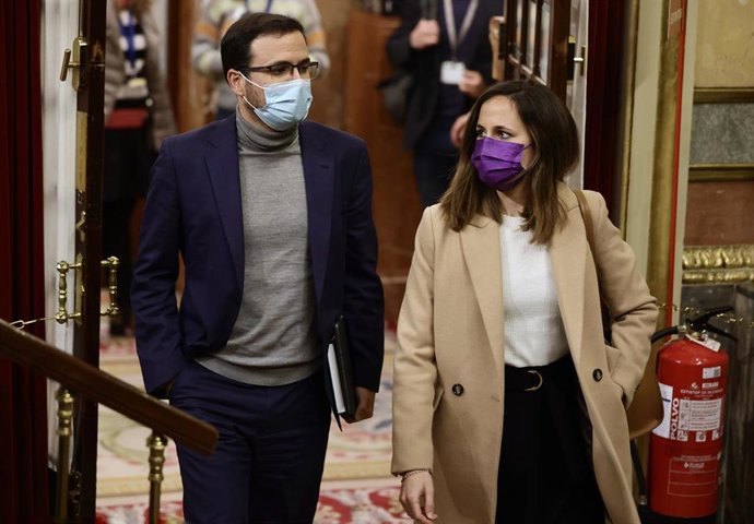 La secretaria general de Podemos y ministra de Derechos Sociales y Agenda 2030, Ione Belarra, y el ministro de Consumo, Alberto Garzón, a su llegada a una sesión plenaria en el Congreso de los Diputados, a 17 de marzo de 2022, en Madrid