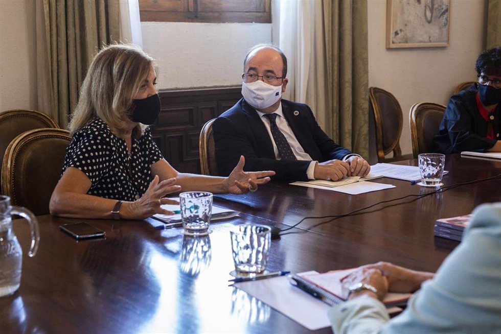 Archivo - La directora del INAEM, Amaya de Miguel y el ministro de Cultura y Deporte, Miquel Iceta, a 30 de agosto de 2021, en el Ministerio de Cultura y Deporte, Madrid, (España). 