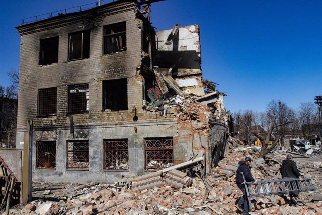 Un edificio destruido en un bombardeo ruso en Dnipro, Ucrania