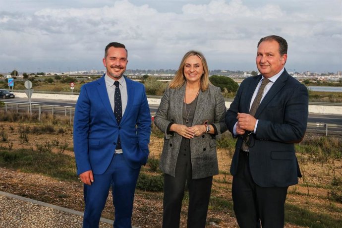 La consejera de Fomento, Infraestructuras y Ordenación del Territorio, Marifrán Carazo, comprueba el resultado de las obras de reparación del firme en 14 kilómetros de la carretera entre Huelva y Punta Umbría (A-497).