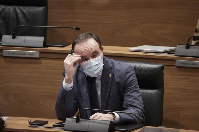 Archivo - El presidente de UPN y portavoz de Navarra Suma, Javier Esparza, en una sesión plenaria, en el Parlamento de Navarra.