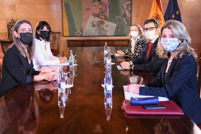 (I-D) La portavoz de Junts en el Congreso, Míriam Nogueras; la diputada de Junts en el Congreso Pilar Calvo; la vicepresidenta primera y ministra de Asuntos Económicos y Transformación Digital, Nadia Calviño; el ministro de la Presidencia, Relaciones co