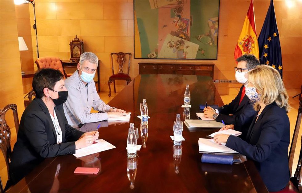Los diputados de EH Bildu Mertxe Aizpurua y Oskar Matute, el ministro de Presidencia, Félix Bolaños, y la vicepresidenta de Trabajo, Yolanda Díaz