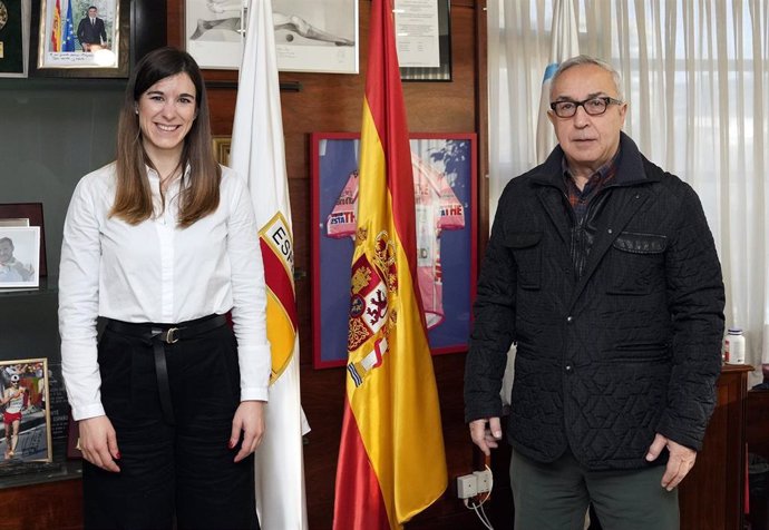 Archivo - La concejala de Deportes del Ayuntamiento de Madrid, Sofía Miranda, y el presidente del COE, Alejandro Blanco, durante una reunión