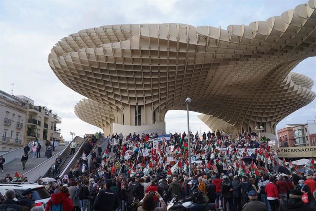 Concentración en las Setas de Sevilla contra el giro de posición del Gobierno respecto al Sáhara