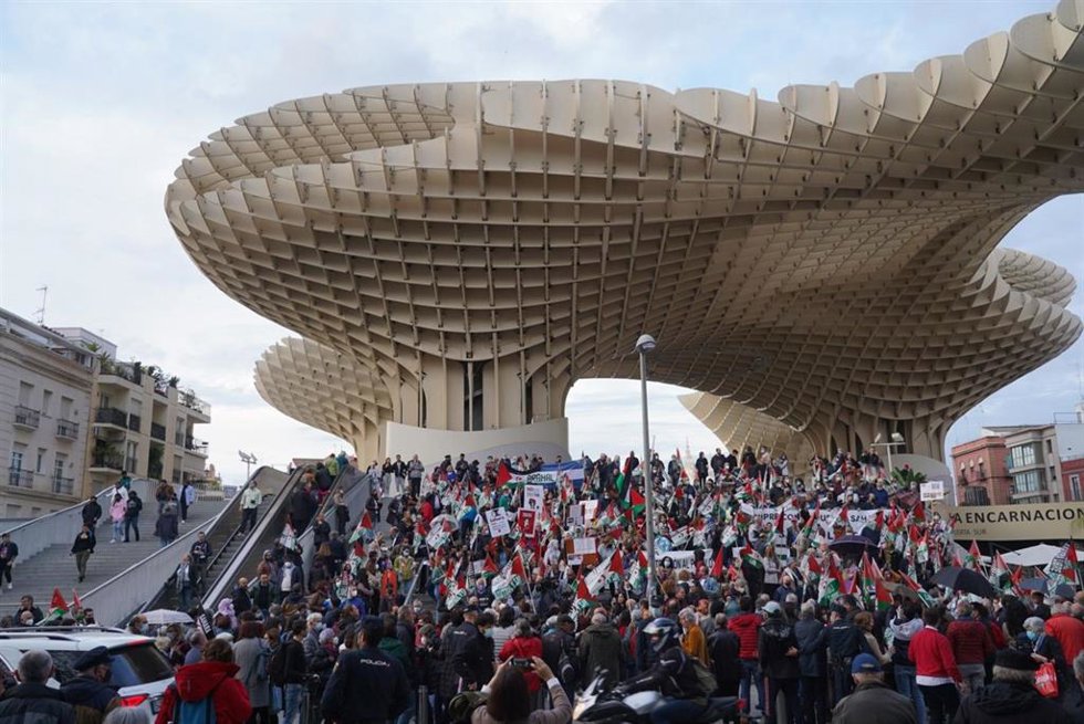 Concentración en las Setas de Sevilla contra el giro de posición del Gobierno respecto al Sáhara