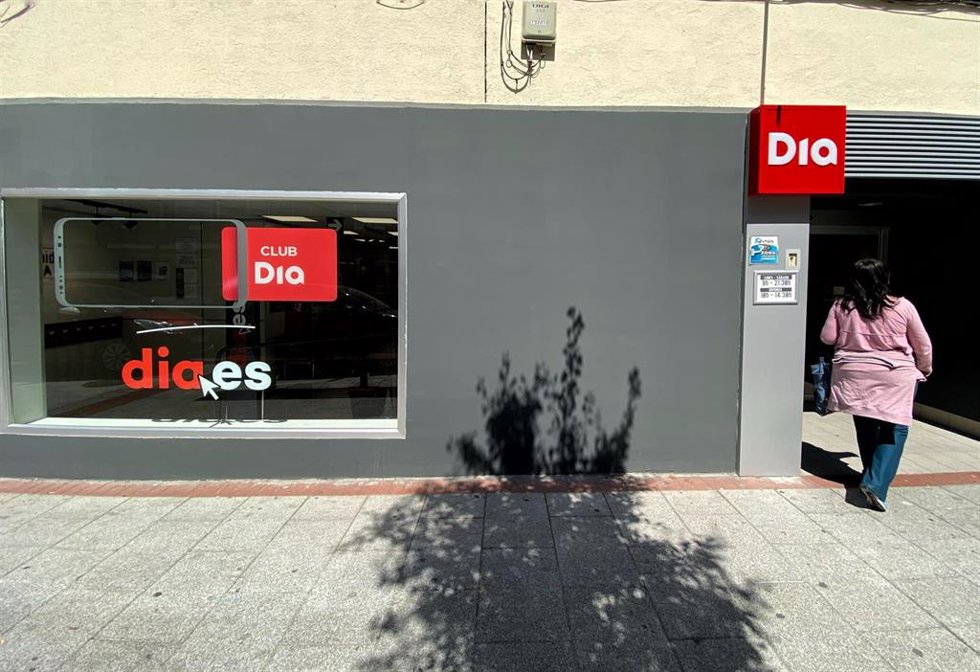 Archivo - La entrada de un supermercado Dia, a 3 de septiembre de 2021, en Madrid (España).