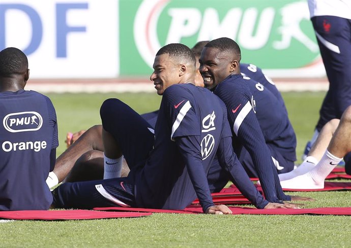 Archivo - Kylian Mbappé y Marcus Thuram en una sesión de entrenamiento de la selección francesa