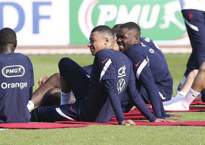 Archivo - Kylian Mbappe, Marcus Thuram of France during the training session of the French team in preparation of the UEFA Euro 2020 at CNF Clairefontaine (French Football National Center) on May 28, 2021 in Clairefontaine-en-Yvelines, France - Photo Je