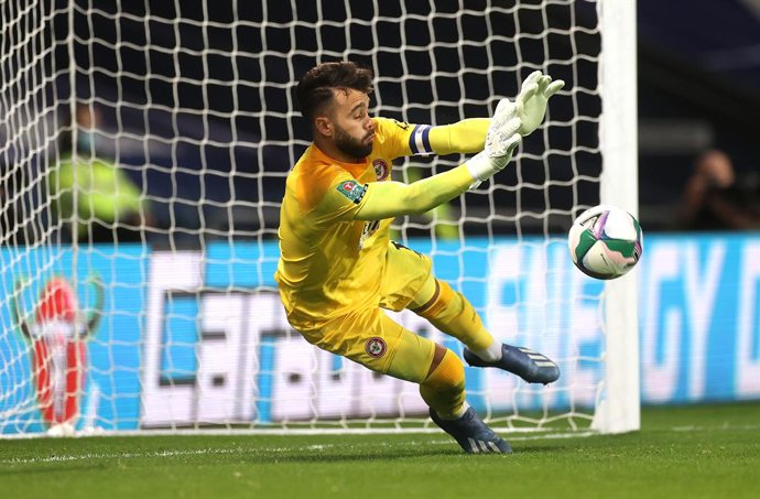 Archivo - 22 September 2020, England, West Bromwich: Brentford's goalkeeper David Raya Martin makes a save from West Bromwich Albion's Grady Diangana (not pictured) during the penalty shoot out of the English Carabao Cup third round soccer match between