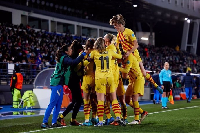 Las jugadoras del FC Barcelona celebran uno de sus goles ante el Real Madrid en la ida de los cuartos de final de la Liga de Campeones Femenina 2021-2022