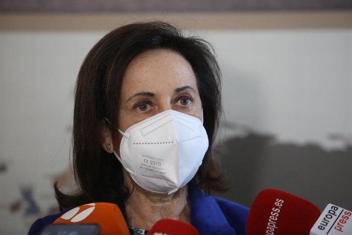 La ministra de Defensa, Margarita Robles, ofrece declaraciones a los medios de comunicación en el acto de reconocimiento de las Fuerzas Armadas al Comité Español de Representantes de Personas con Discapacidad (CERMI),