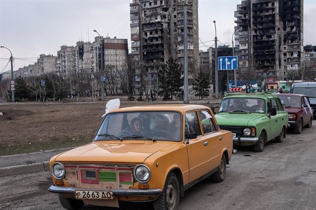 El presidente de Ucrania condena este "Condiciones sobrehumanas" Civiles en la ciudad de Mariupol Filas de coches en Mariupol, Ucrania