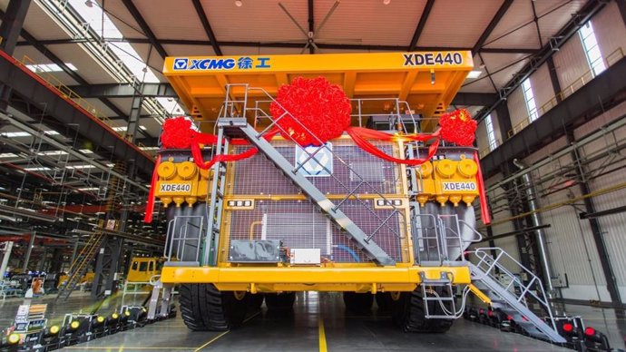 XCMG Builds Worlds Largest Rear-Wheel Drive Rigid Mining Truck XDE440.