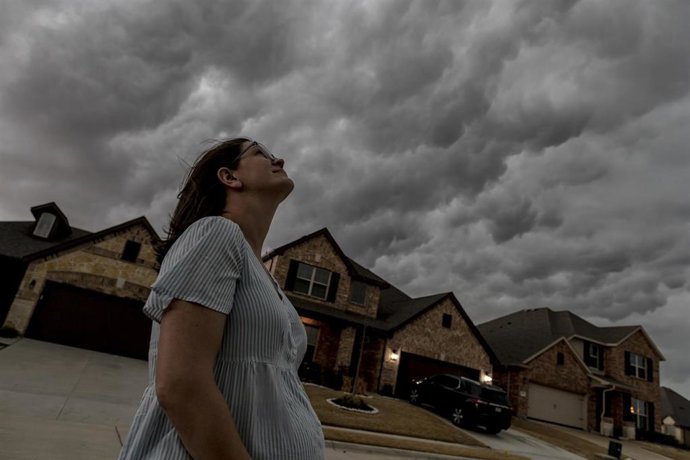 Una mujer mira al cielo en Texas