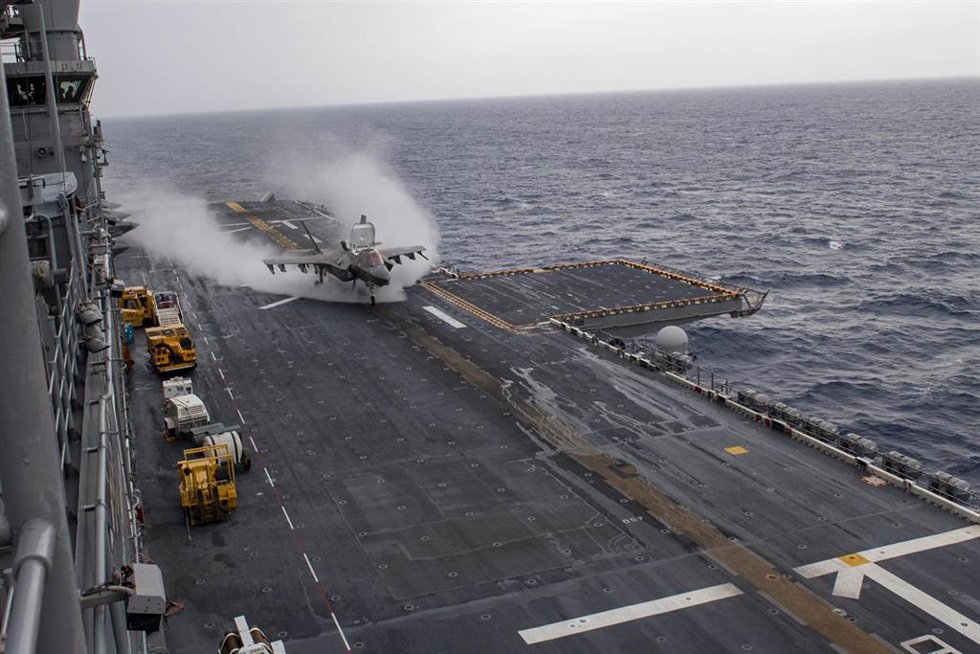 Archivo - Un avión de combate estadounidense en el Mar de Filipinas