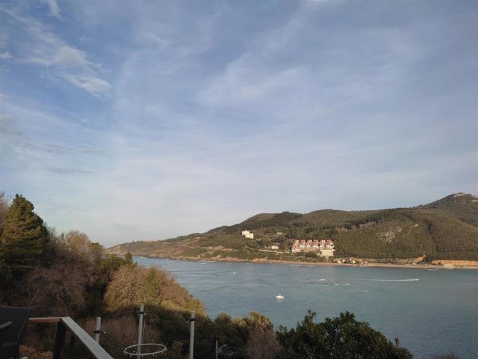 Cielo con pocas nubes en Urdaibai (Bizkaia)