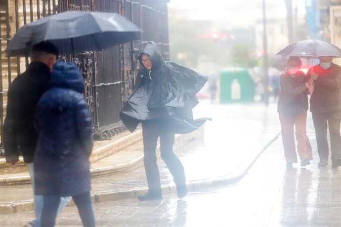 El paraguas y los impermeables han sido los protagonistas por las intensas lluvias caída en el día de hoy en la capital a 14 de marzo del 2022 en Málaga (Andalucía, España)