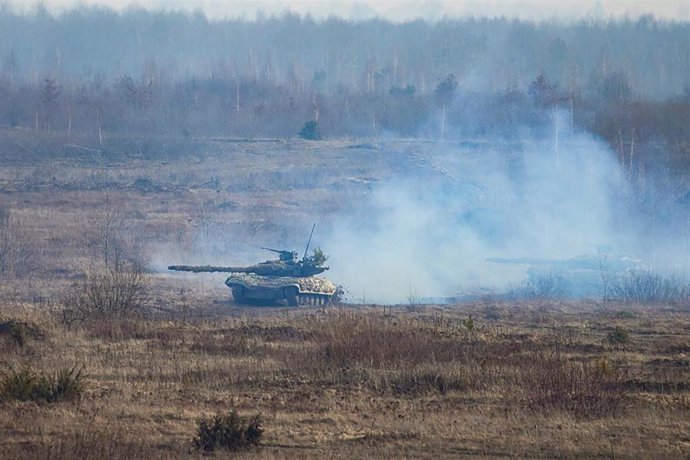 Archivo - HANDOUT - 16 February 2022, Ukraine, Rivne: AUkrainian tank fires during a military drill outside the north-western city of Rivne during a visit by President Volodymyr Zelensky. Photo: -/Ukrainian Presidency/dpa - ATTENTION: editorial use onl