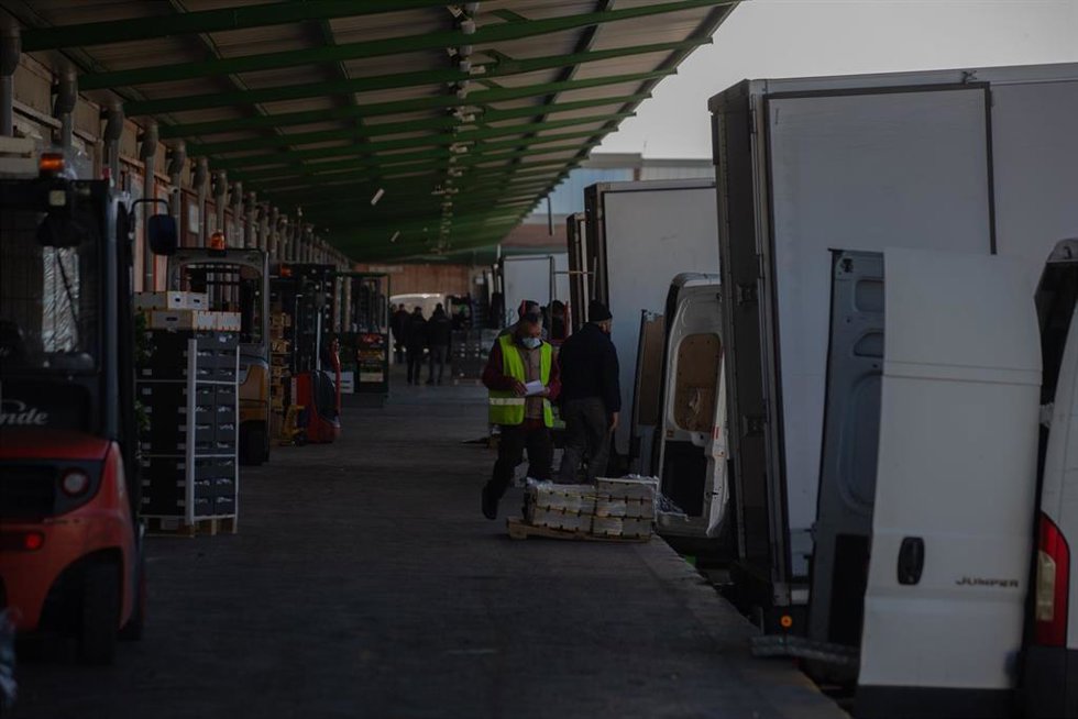 Archivo - Varias personas trabajando en Mercabarna, en Barcelona, Catalunya (España), a 9 de diciembre de 2020.  Foto de archivo.