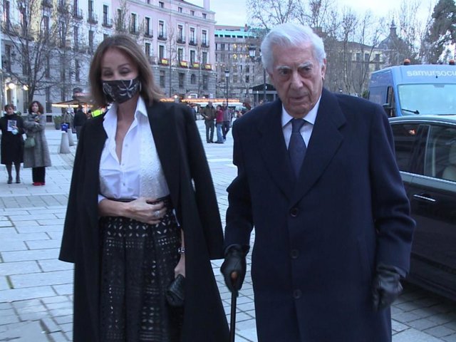 Isabel Preysler y Mario Vargas Llosa, a su llegada al Teatro Real