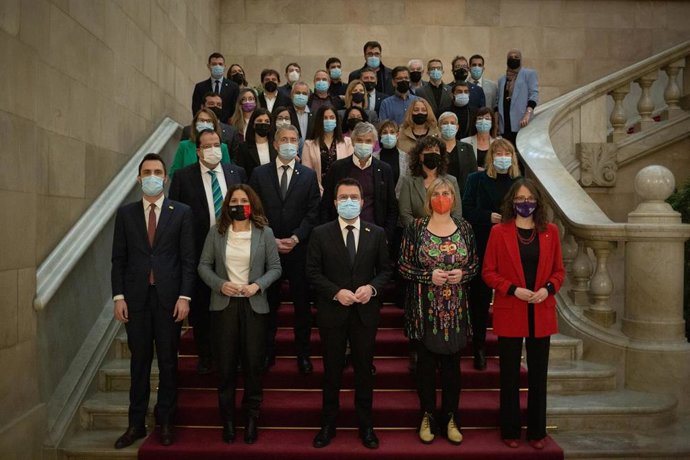 El presidente de la Generalitat, Pere Aragons, los consellers y diputados de ERC y el conseller de Salud, Josep Maria Argimon (Junts) se concentran en el Parlament contra la sentencia del 25%
