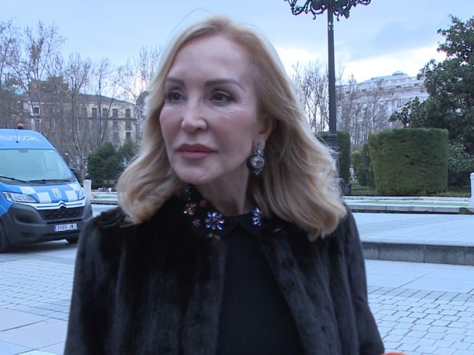 Carmen Lomana, a su llegada al Teatro Real