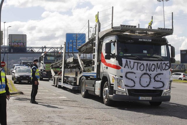 Agentes ante un camión en una de las protestas