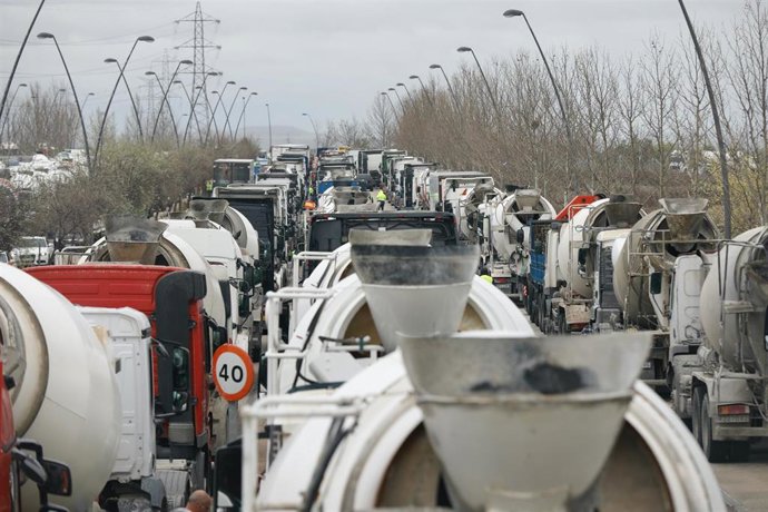 Decenas de camiones estacionados en el Polígono de Amazon, durante el noveno día de paro nacional de transportistas, a 22 de marzo de 2022, en Madrid (España). 
